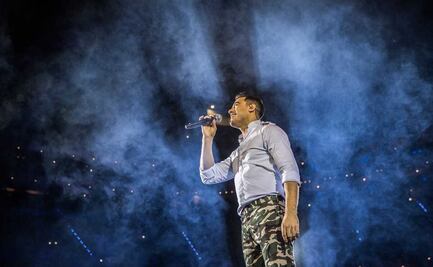 Carlos Rivera llora en concierto por la muerte de su abuela 