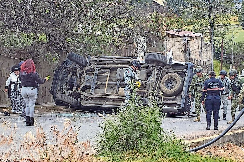 Una patrulla fue retenida y vandalizada por los habitantes; elementos de la GN, Ejército y otras corporaciones arribaron al sitio para recuperarla. Foto: Alejandro Vargas / EL UNIVERSAL