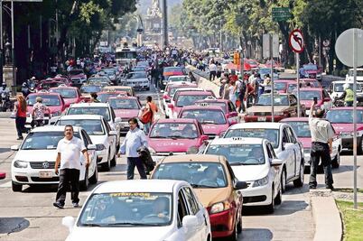 Protestan taxistas contra Uber y Cabify en Reforma