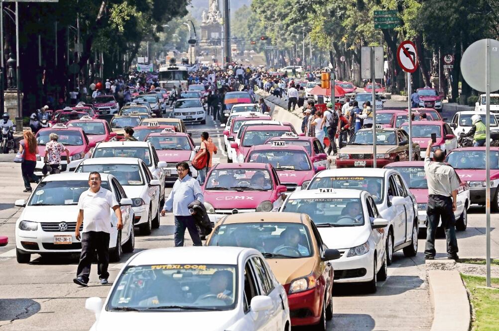 A las 11:30 horas, más de 2 mil 500 taxistas de toda la república comenzaron a avanzar en auto o a pie sobre Paseo de la Reforma, del Ángel de la Independencia al Palacio de Cobian, contra los transportistas que operan con apps (FERNANDO RAMÉREZ)