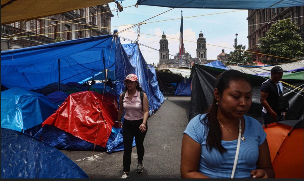 Visitantes al Centro Histórico se encuentran a su paso con lazos y lonas del plantón de la CNTE en la Ciudad de México, el 24 de mayo de 2025. Foto: Gabriel Pano/EL UNIVERSAL