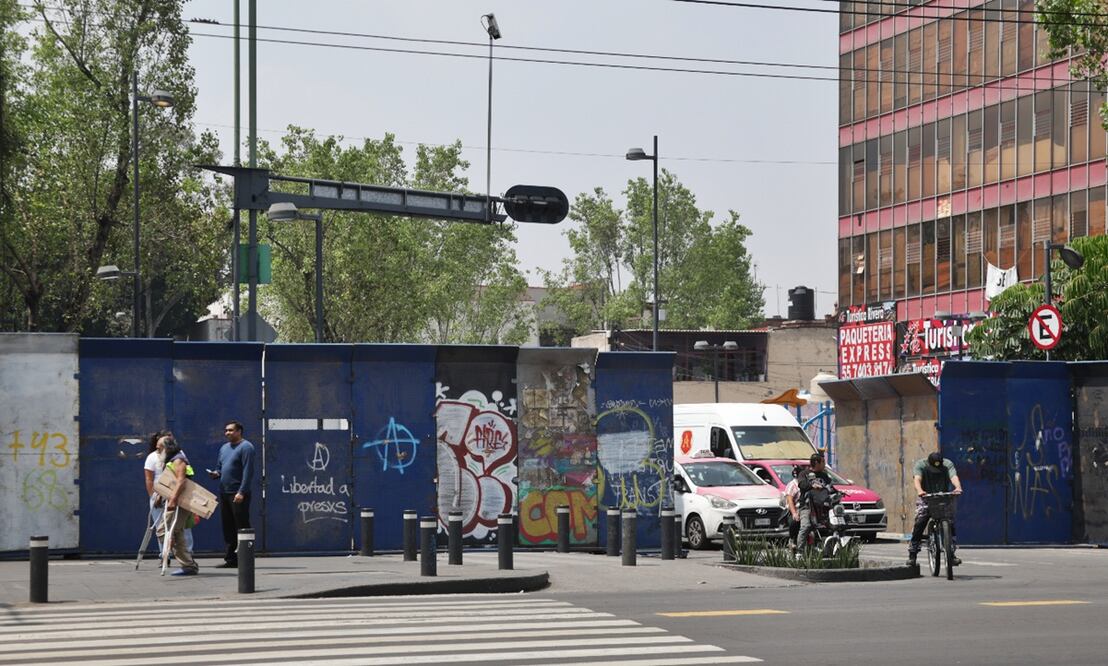 Comercios de Eje Central y de calles como República de Cuba y Belisario Domínguez son protegidos con vallas metálicas previo a la marcha del 2 de octubre, en Ciudad de México, el 1 de octubre de 2025. Foto: Carlos Mejía/EL UNIVERSAL