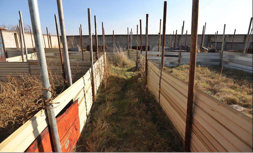 El campo de exterminio en el rancho Izaguirre en Teuchitlán también albergaba elementos de entrenamiento, como llantas y troncos. Foto: Fiscalía de Jalisco