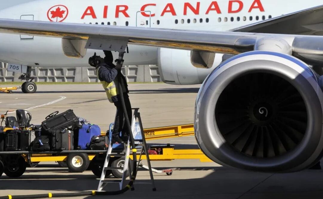 Fotografía de archivo de un avión de Air Canadá, la principal aerolínea de Canadá, donde se suspendió temporalamente el tráfico aéreo por amenazas de bomba. Foto: EFE
