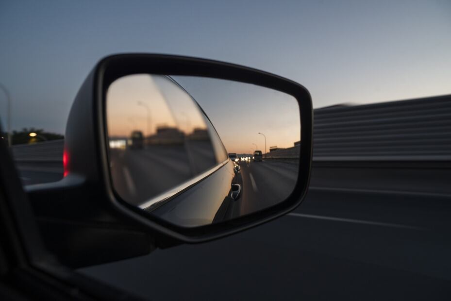 Los retrovisores aumentan volumen al auto visualmente. Foto: Freepik