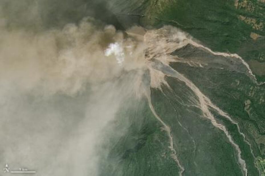 Video. Captan erupción del volcán de Fuego de Guatemala desde el cielo