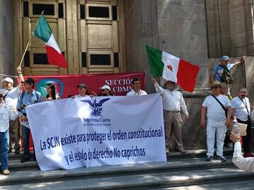 “No nos doblegaremos”, con playeras blancas, mantas y consignas, así fue la marcha de trabajadores del Poder Judicial