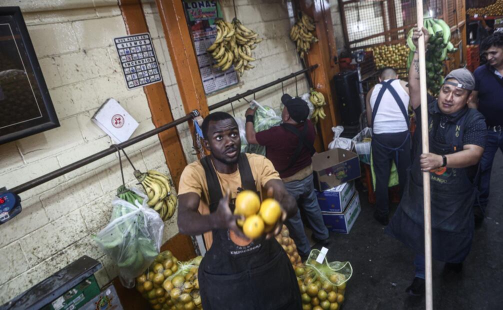 Migrante labora en una de las miles de bodegas que conforman la Central de Abasto, mercado que alimenta a millones de habitantes de la Zona Metropolitana de la Ciudad de México. Foto: Gabriel Pano/EL UNIVERSAL
