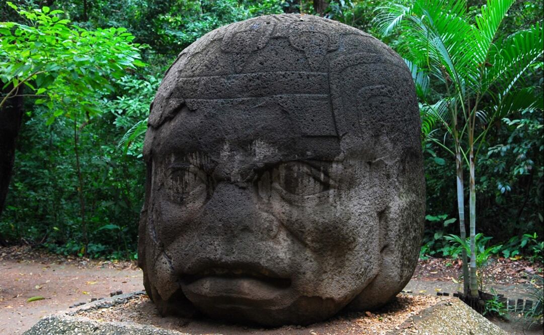 The monumental Olmec head known as "The Old Warrior" was also sprayed on January 2009 - Photo: Jaime Ávalos/EFE