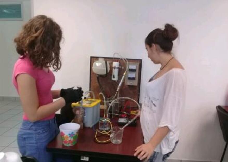 Universitarios convierten agua de charco en combustible en Puebla