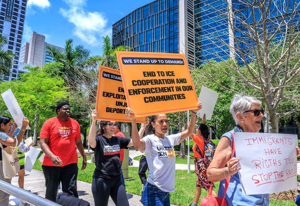 Activistas promigratorios en una manifestación frente al Tribunal Wilkie D. Ferguson en Miami, Florida. Foto: EFE