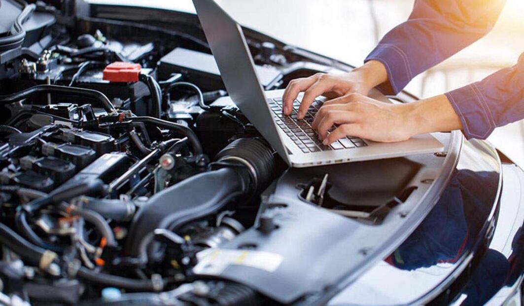Los delincuentes tienen varias estrategias para hackear un auto. Foto: Freepik 