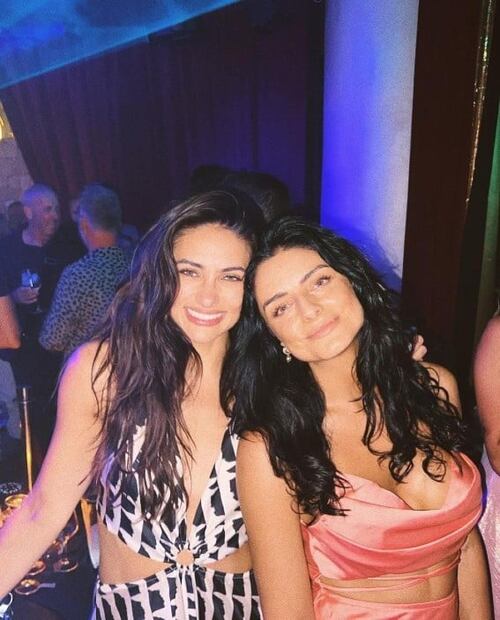 Renata Notni y Aislinn Derbez posan juntas en bikini y roban suspiros en la playa