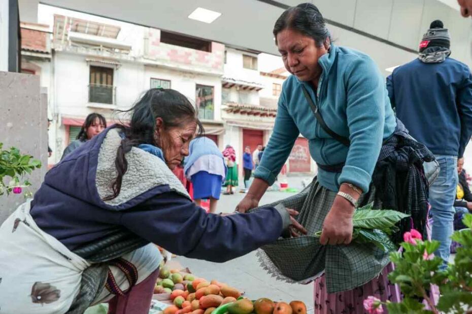 Comunidad purépecha realiza trueque en mercado de Pátzcuaro/ Foto: Especial