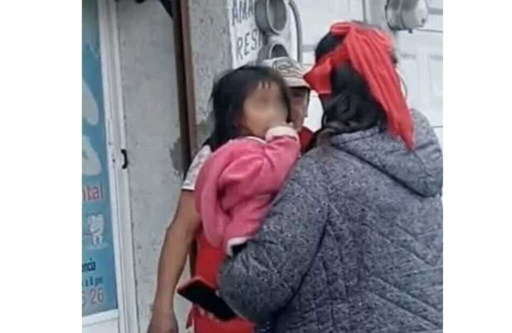 Una señora que reconoció a la niña gracias a las fotografías que se difundieron en redes sociales, se la arrebató al hombre que la llevaba. (Foto: captura de pantalla)