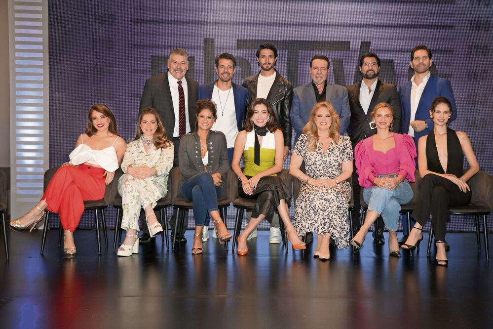 El elenco de la nueva telenovela ofreció una conferencia de prensa para presentar la historia; César Évora y Erika Buenfil (al centro), entre otros. Foto: Carlos Mejía El Universal