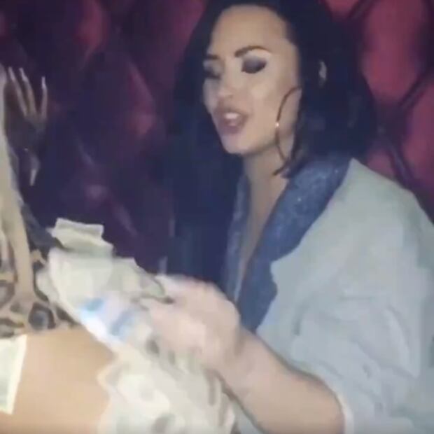 Demi Lovato y Eiza González bailan junto a stripper en centro nocturno