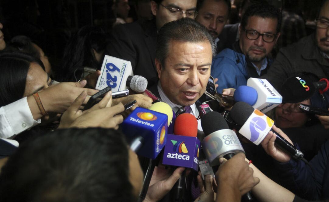 César Camacho Quiroz entrevistado por reporteros. FOTO: Cuartoscuro