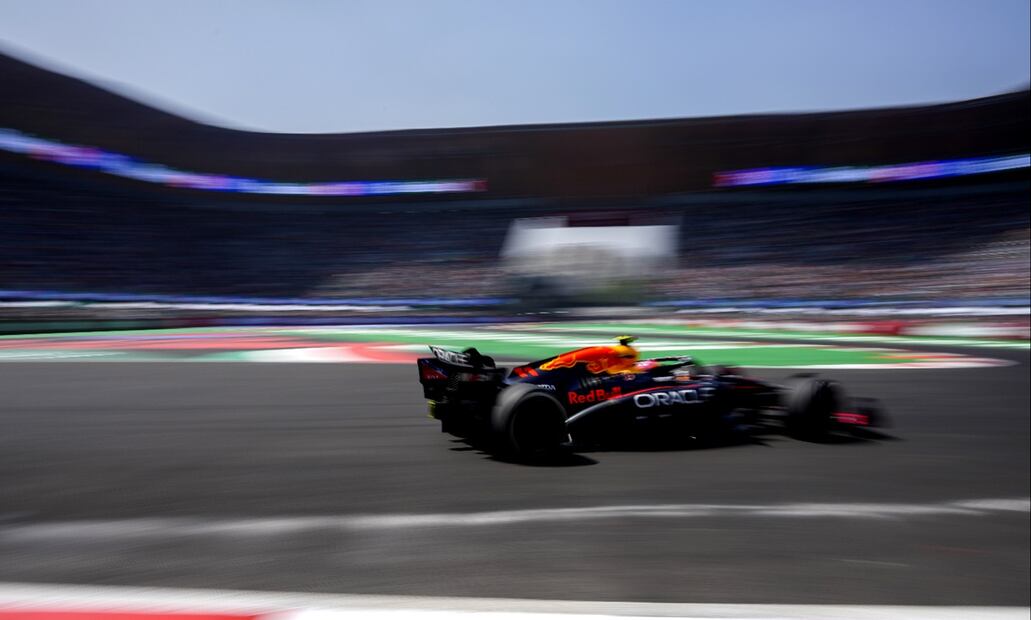 El piloto mexicano de Red Bull, Sergio "Checo" Pérez, durante la primer sesión de prácticas libres del Gran Premio de México en el Autódromo Hermanos Rodríguez. Foto: AP