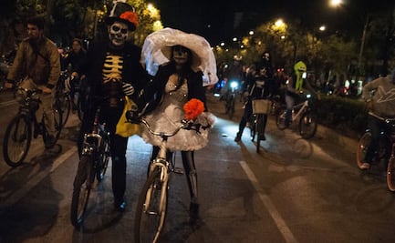Horario, ruta y todo lo que debes saber sobre el Paseo Nocturno en Bici por el Día de Muertos