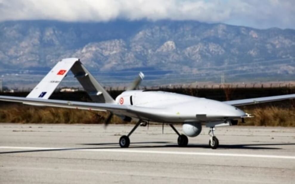 Así son los silenciosos y letales drones turcos con los que Ucrania repele el avance de Rusia