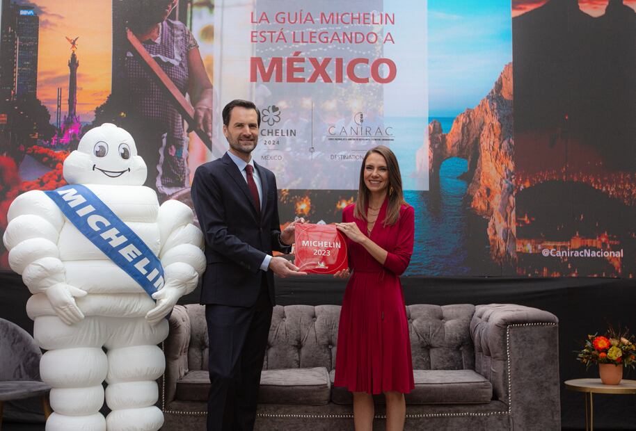 Gwendall Poullennec, director internacional de las guías Michelin, y Daniela Mijares, presidenta ejecutiva de la Cámara Nacional de la Industria de Restaurantes y Alimentos Condimentados (CANIRAC).