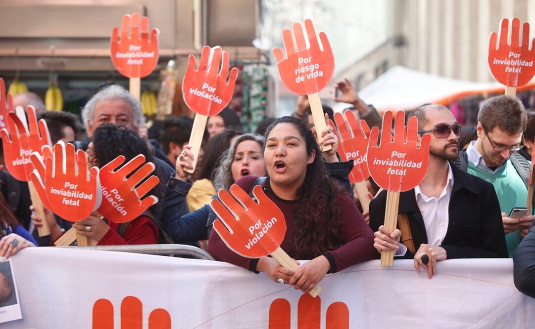 Un grupo de Mujeres pro aborto gritan arengas durante una protesta en las afueras del Tribunal Constitucional (Foto: EFE)