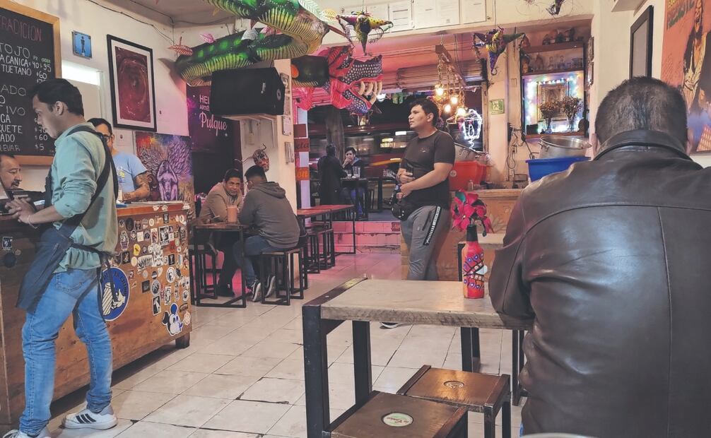 Con 15 años de historia, La Burra Blanca (Donceles 83) funciona con un concepto renovado de pulquería, coinciden su dueño, Marco Hernández Valadez (izquierda), y su equipo. Fotos: de Carlos Mejía. El Universal