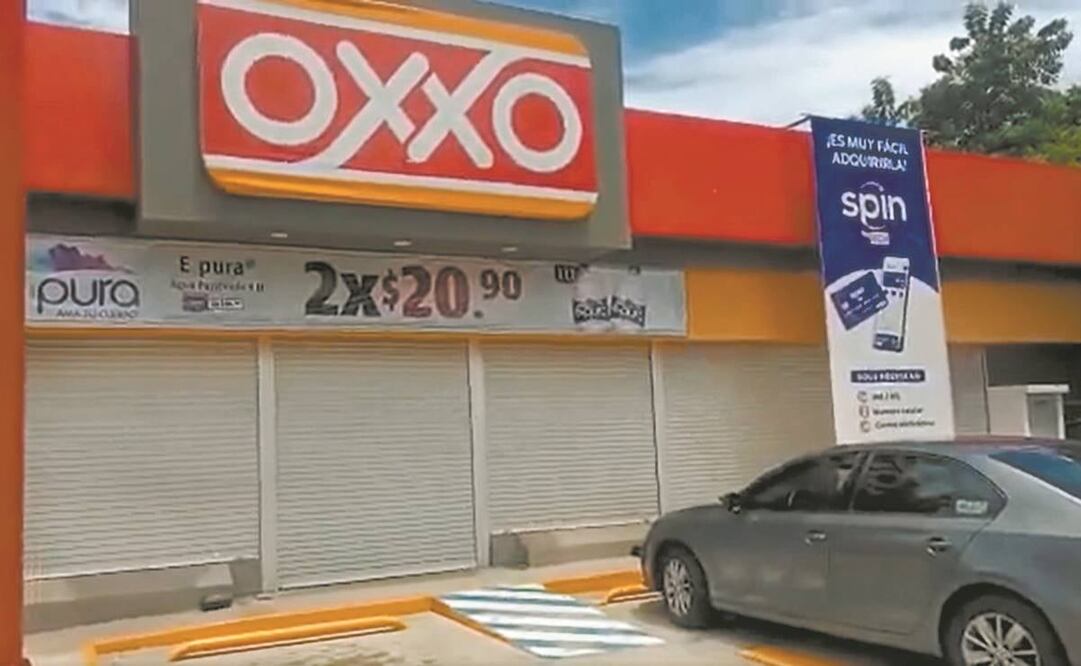El cierre de las tiendas de conveniencia de la cadena Oxxo comenzó la noche del domingo, cuando una sucursal fue atacada por un hombre armado, quien ante la negativa de los empleados de entregar dinero, disparó contra una trabajadora. Foto: Especial.