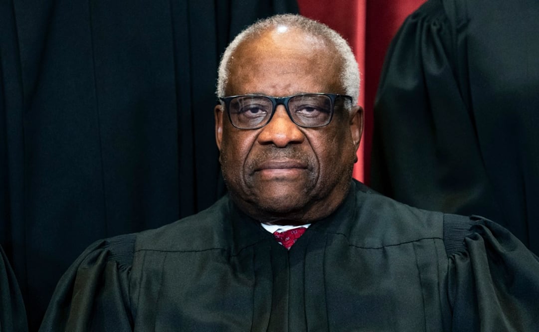 El juez de la Corte Suprema Clarence Thomas se sienta durante una foto grupal en la Corte Suprema en Washington. Foto: AP