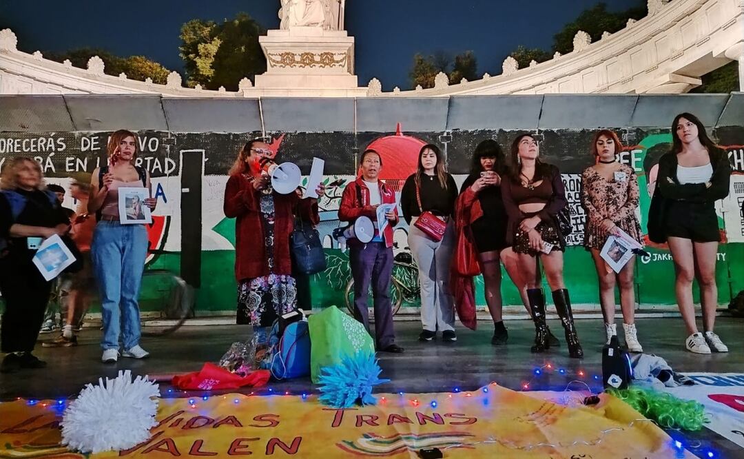 Personas de la comunidad LGBTQ+ conmemoran el Día de la Remembranza Trans en CDMX (20/11/2025). Foto: Eduardo Dina / EL UNIVERSAL