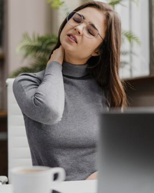 Advertencia ante el dolor de cuello. Fuente: Freepik