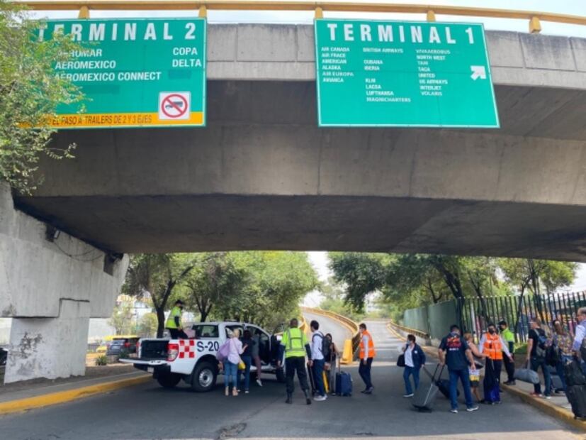 Manifestantes cierran entradas al AICM; policías de tránsito apoyan a pasajeros