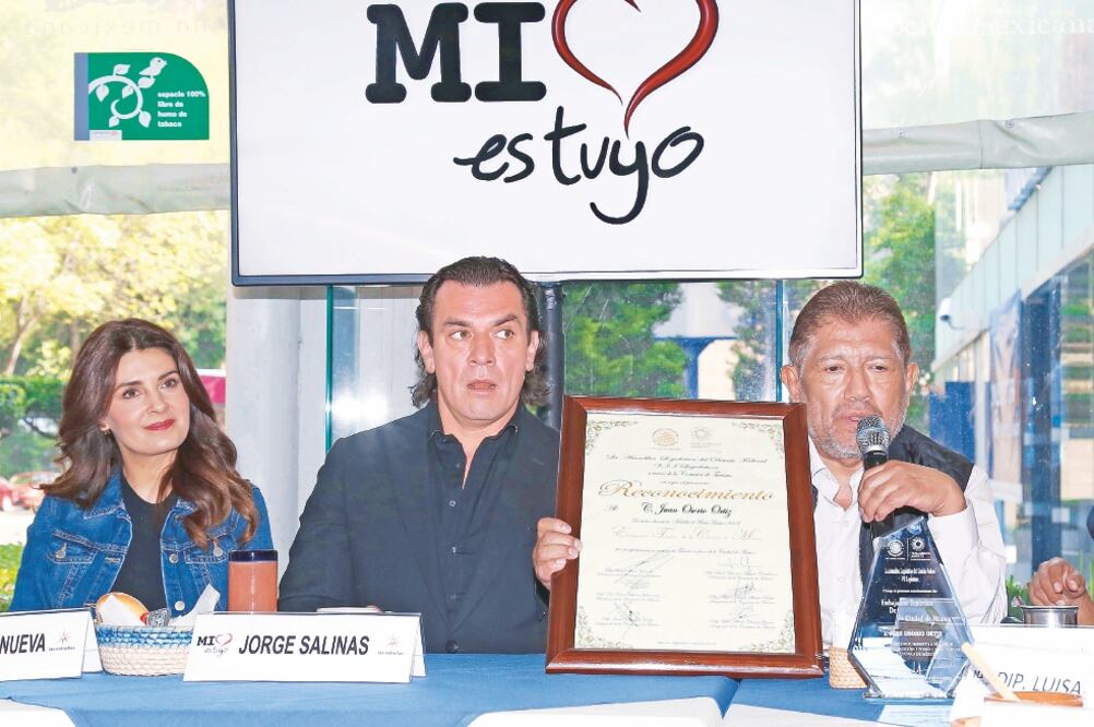 Mayrín Villanueva y Jorge Salinas trabajan con el productor. Foto: AGUSTÍN SALINAS. EL UNIVERSAL