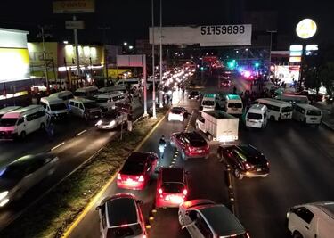 Choferes de transporte público bloquean la vía López Portillo; exigen seguridad