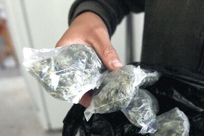 Detienen a 9 personas con 34 paquetes de marihuana en un domicilio de Iztapalapa