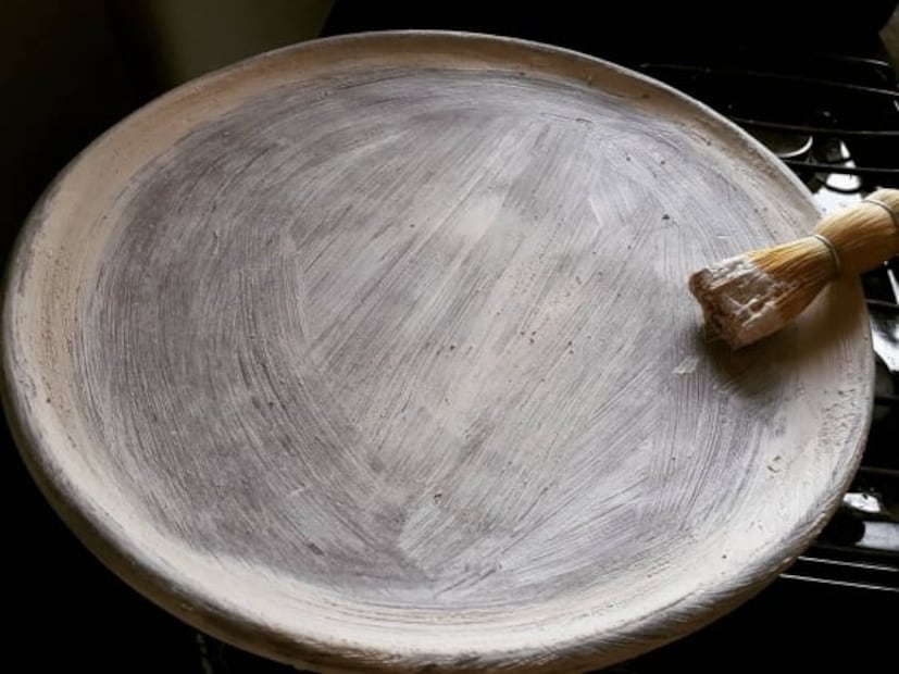 Cómo curar molcajetes, metates, cazuelas y comales de barro
