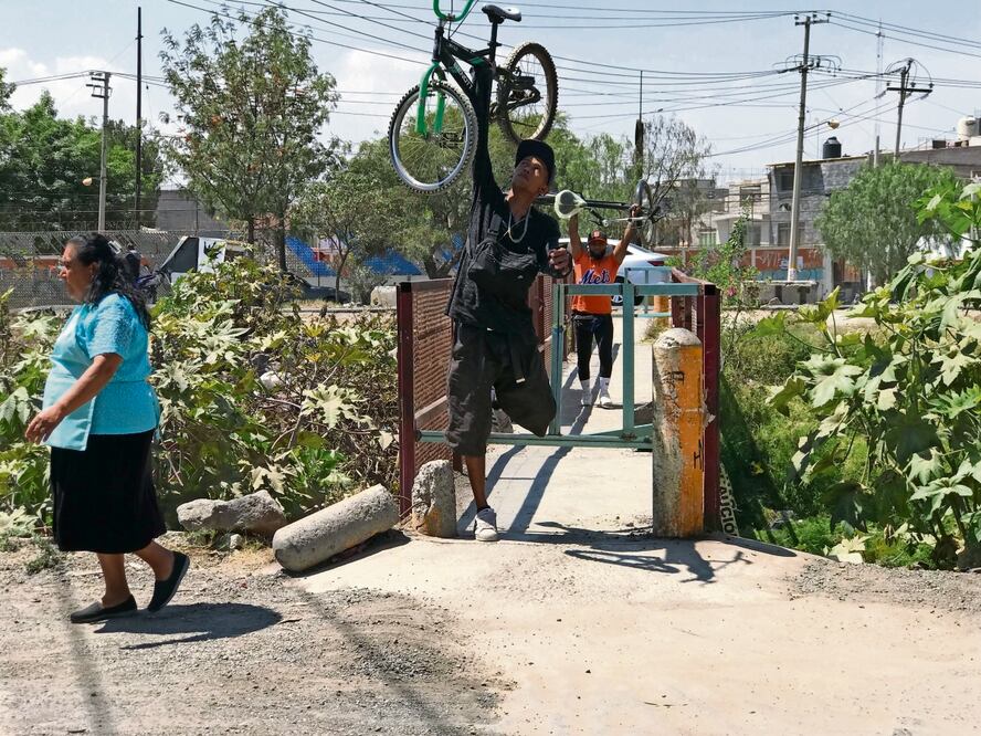 Autoridades de Chimalhuacán clausuraron puentes cercanos al río de La Compañía; sin
embargo, los vecinos los usan para no cruzar por el paso vehicular. Foto: de Emilio Fernández. El Universal