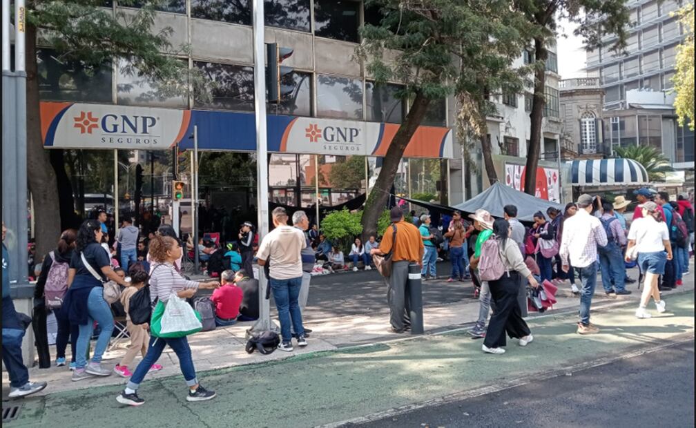En el doceavo día de manifestaciones de la CNTE realizaron una serie de concentraciones simultáneas en diversas instituciones financieras de la Ciudad de México, el 27 de mayo de 2025. Foto: Gabriel Pano/EL UNIVERSAL
