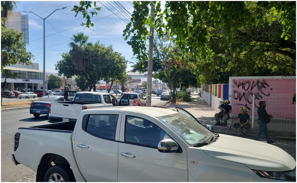 Bomberos acudieron al lugar para determinar que tipo de sustancia contenía el envase (29/11/2024): Foto: Oficial