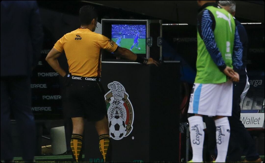 El árbitro Jorge Antonio Pérez Durán revisando el VAR durante el juego entre La Máquina y Gallos Blancos de la Liguilla Apertura 2018. FOTO/IMAGO7