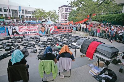 Docentes retienen a policías; los cambian por 6 maestros