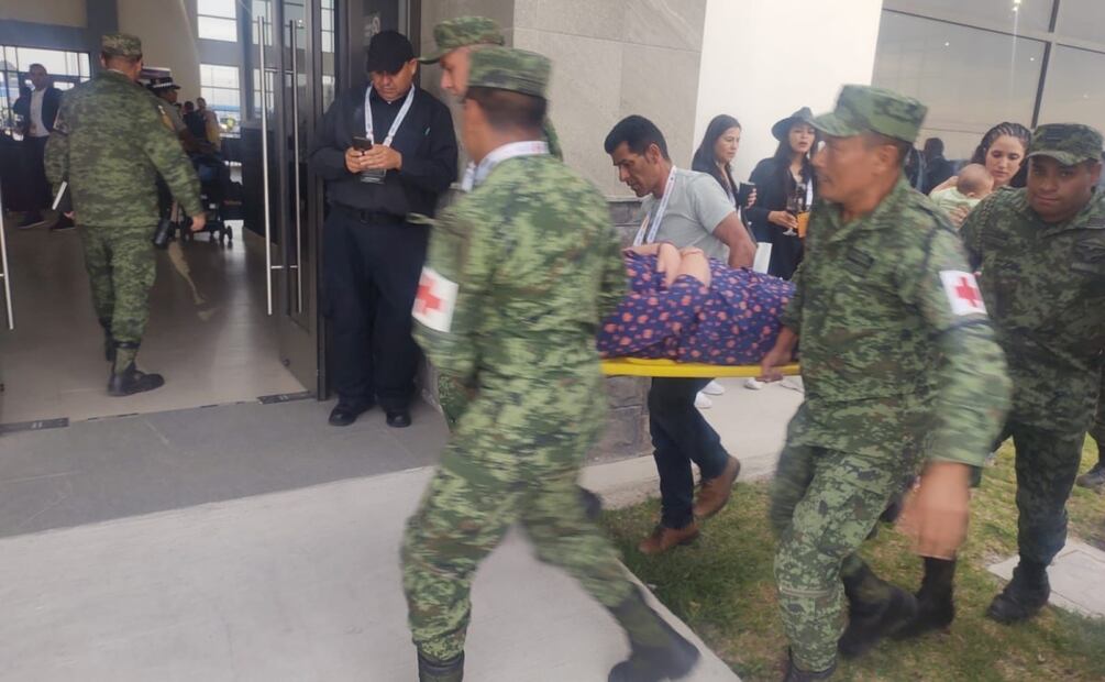 Dos mujeres fueron llevadas en ambulancias al Hospital. Foto: Especial