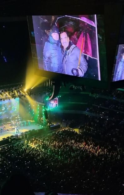 Pedro Fernández proyecta una fotografía de él y Joan Sebastián durante su concierto en la Arena CDMX.
Foto: EL UNIVERSAL / Mariana Lebrija Clavel