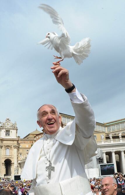 El papa Francisco pone a volar a una paloma frente a peregrinos, en mayo de 2013. FOTO: AFP