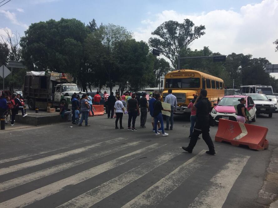 Padres de familia del Jardían de Niños "Marcelino de Champagnat" bloquearon la Avenida San Juan de Aragón (ANDREA AHEDO. EL UNIVERSAL)