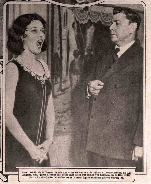 La sección rotográfica de EL UNIVERSAL publicó en febrero de 1931 una fotografía de Adolfo de la Huerta dando clases a Leonor Rosas, la misma alumna que apareció en el diario "The Washington Times" Foto: Hemeroteca EL UNIVERSAL.
