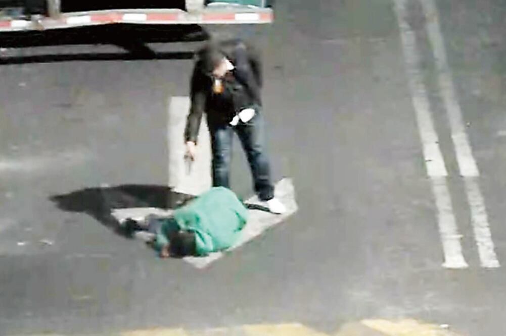 Eran exactamente las 23 horas con 41 minutos cuando el atacante disparó contra su víctima, quien estaba tendido en el piso (IMAGEN CAPTADA DE VIDEO)