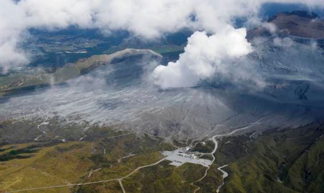 Así se vio en fotos la gigantesca columna de cenizas tras erupción del volcán Aso en Japón