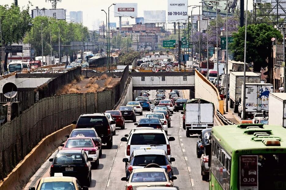 Debido a que continúa activa la Fase 1 de contingencia ambiental atmosférica por ozono se aplica el doble hoy no circula para reducir la emisión de contaminantes. Foto: FERNANDO RAMIREZ / EL UNIVERSAL